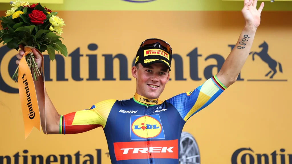 Mads Pedersen chasing cobbles